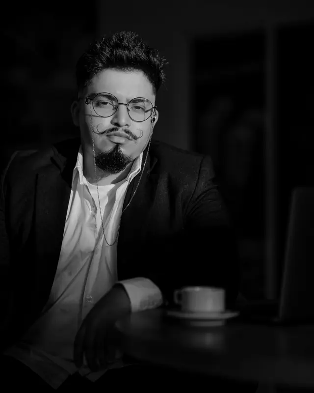 Maurício Waldeck, fundador da Azon, sentado à mesa com luz lateral